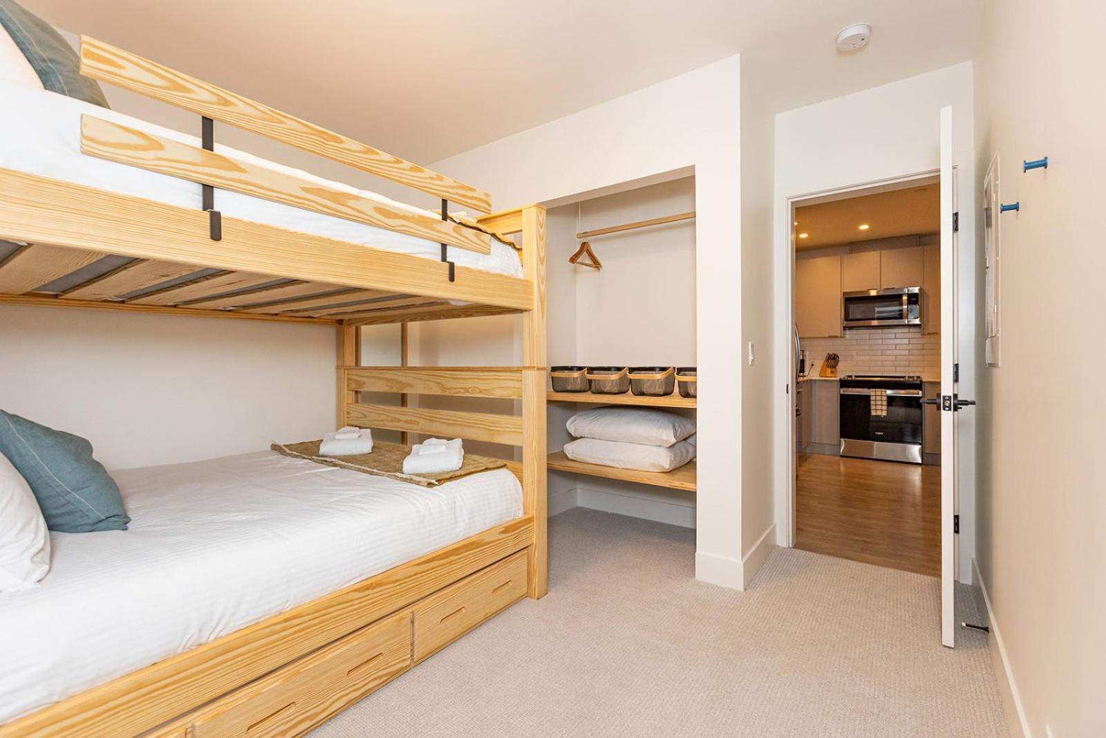 Tally Ho By Revelstoke Vacations Екстер'єр фото
