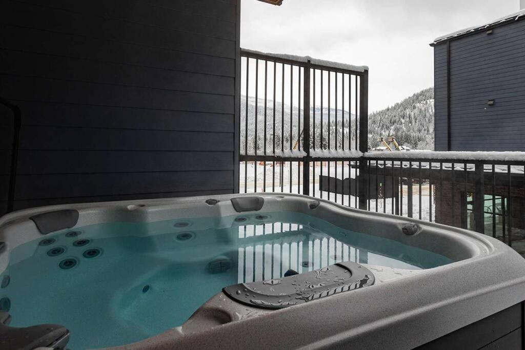 Tally Ho By Revelstoke Vacations Екстер'єр фото